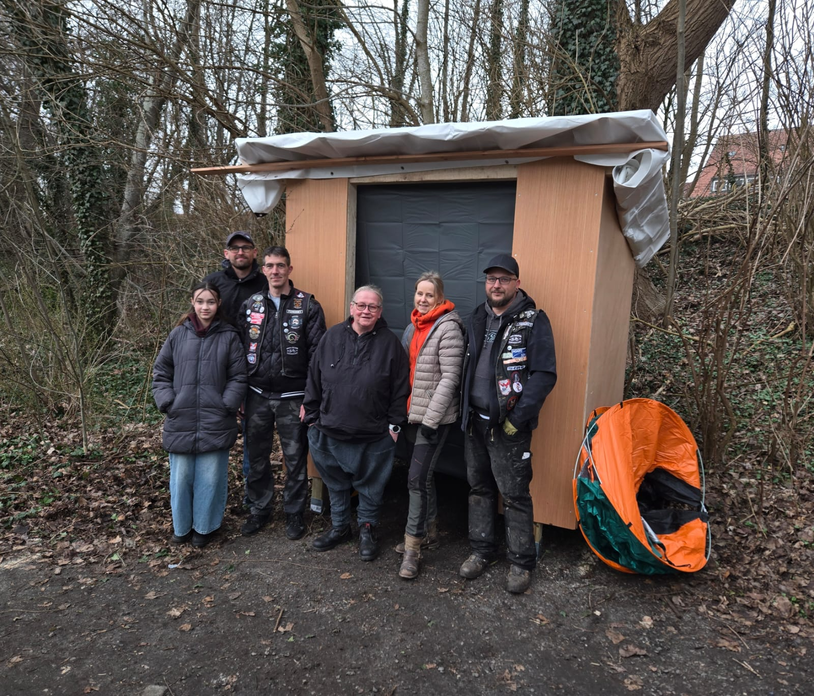 Das Helferteam vor dem neu gebauten Spenden-Schuppen im Wald