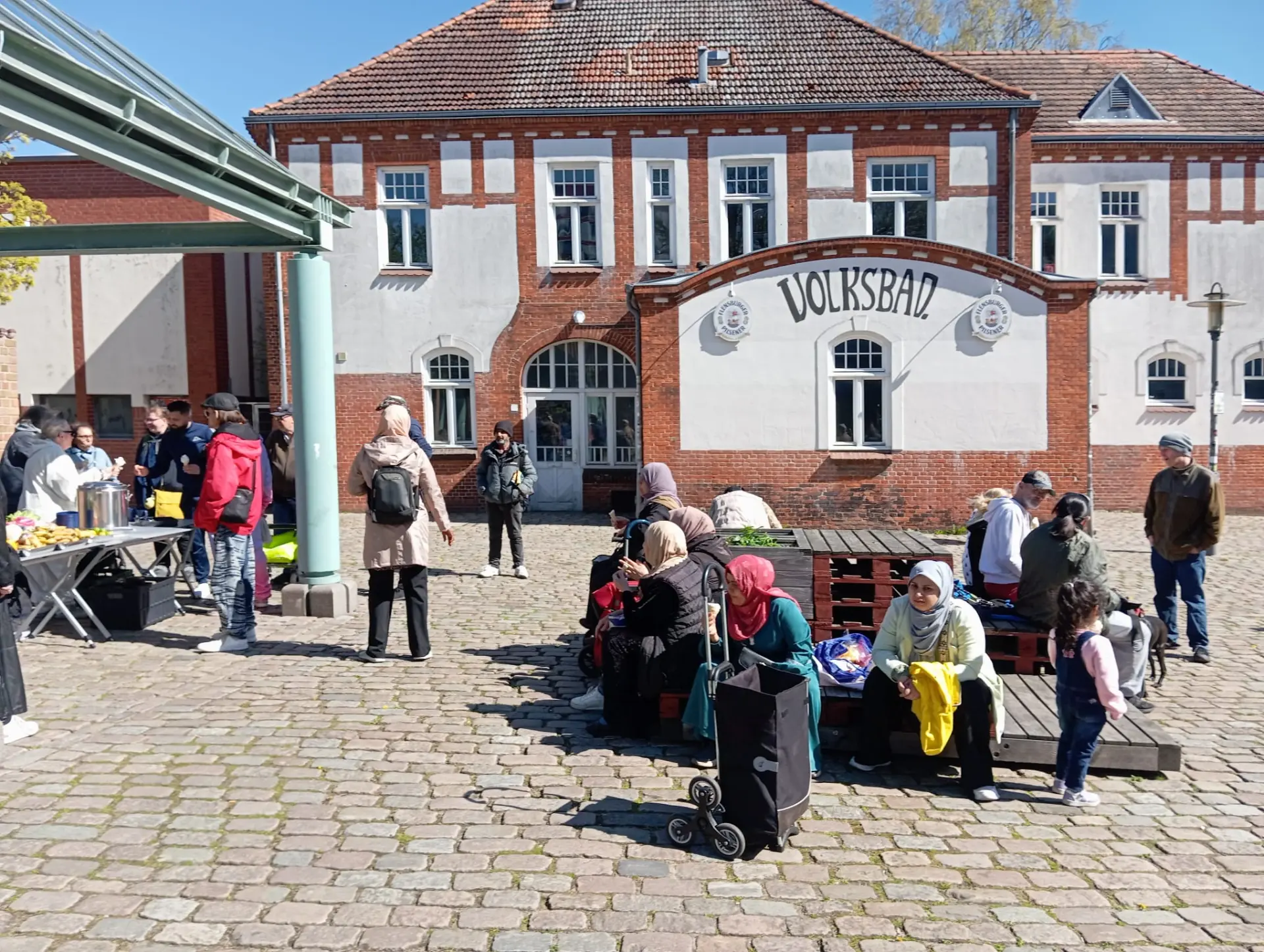 Menschen auf dem Platz vor dem Volksbad während der Ausgabe