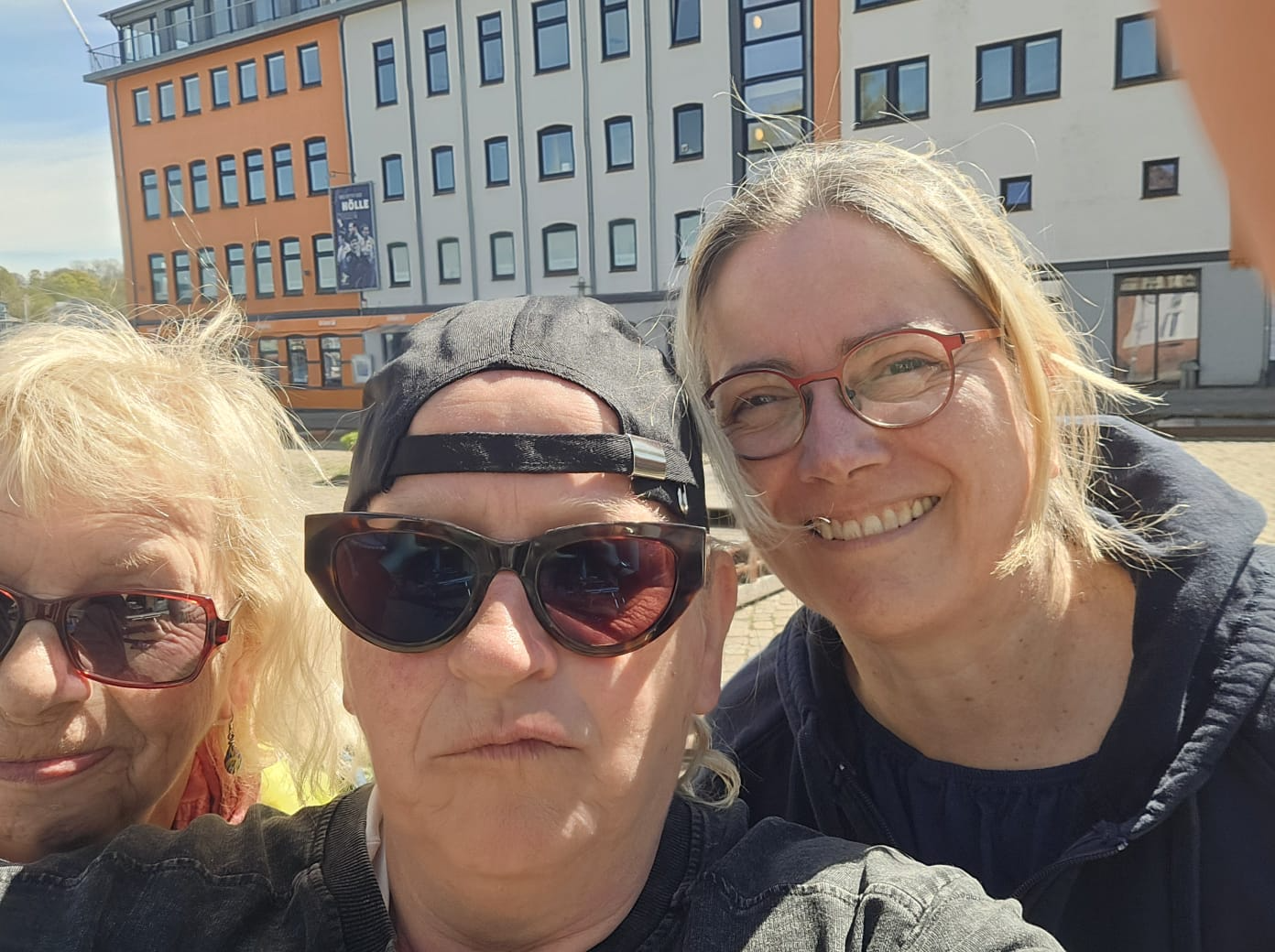 Drei Helferinnen machen ein Selfie in der Sonne